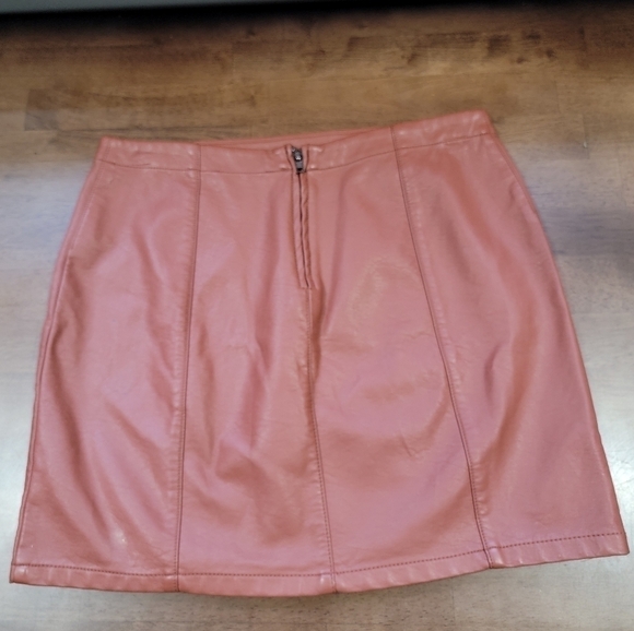 Forever 21 Faux Leather Camel Color Mini Skirt Size Medium - Picture 3 of 10